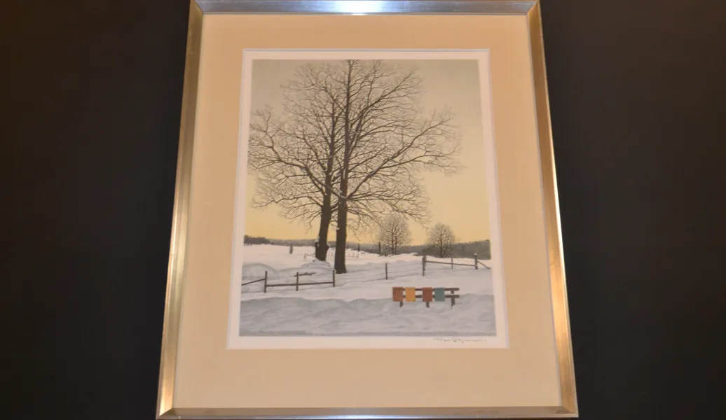 REINHOLD LJUNGGREN. Färglitografi, "Vintermotiv med träd & postlådor", signerad & numrerad 225/360.
