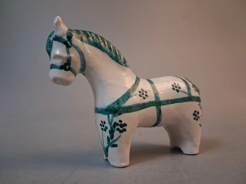 GÖSTA HANSSON. Figurin "Hishultshästen", signerad.