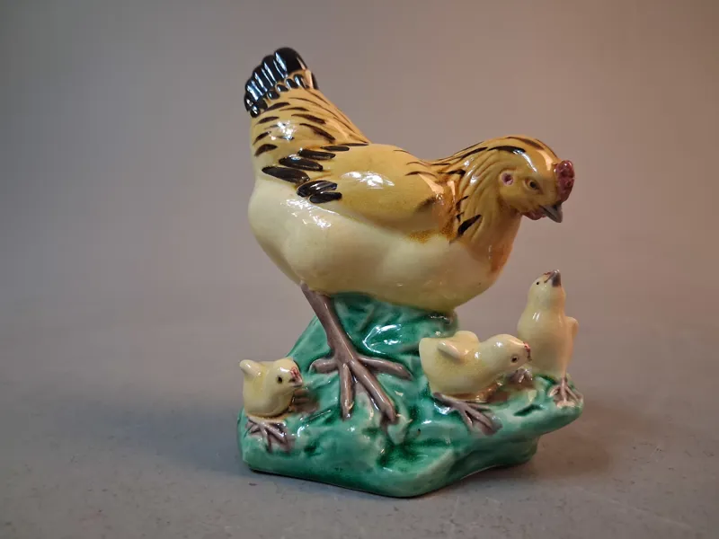 Figurin, höna med kycklingar, porslin, 1900-talets första hälft.