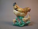 Figurin, höna med kycklingar, porslin, 1900-talets första hälft.