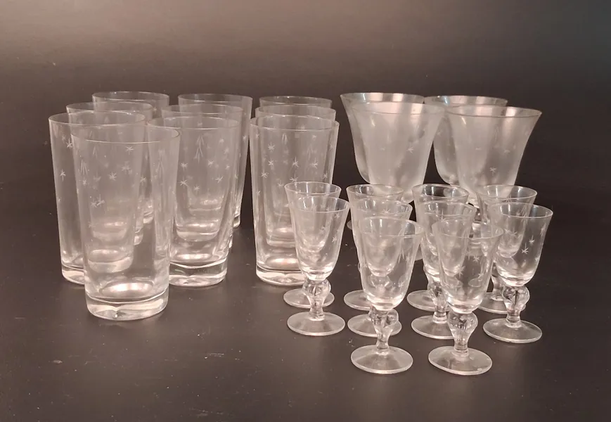 Diverse spritglas. 24 delar. Etsade stjärnor.