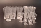 Diverse spritglas. 24 delar. Etsade stjärnor.