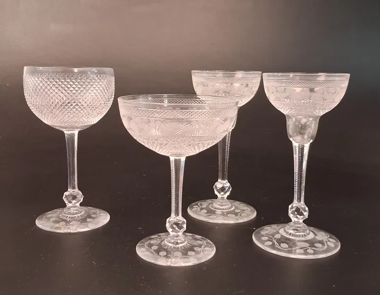 LARS KJELLANDER. 2 Skålar & 2 Ljusstakar. "Tre rosor", Kosta.