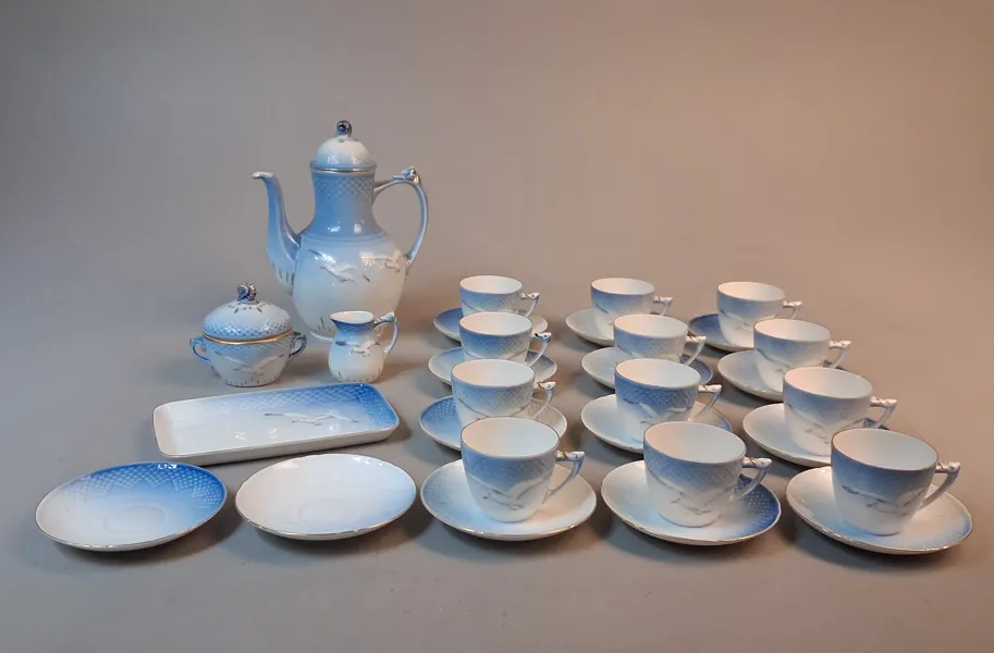 12 Koppar med 14 fat, kaffekanna, gräddkanna, fat & sockerskål. "Blå Måsen". Bing & Gröndal.