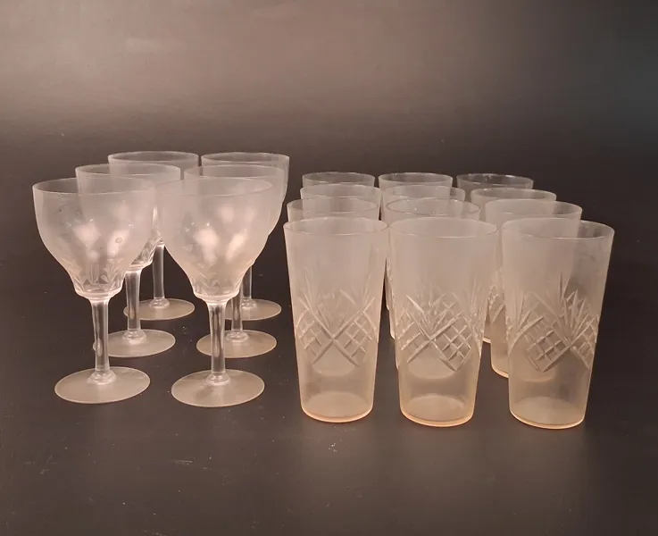 Diverse glas, spritglas. Slipad dekor.