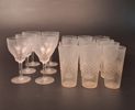 Diverse glas, spritglas. Slipad dekor.