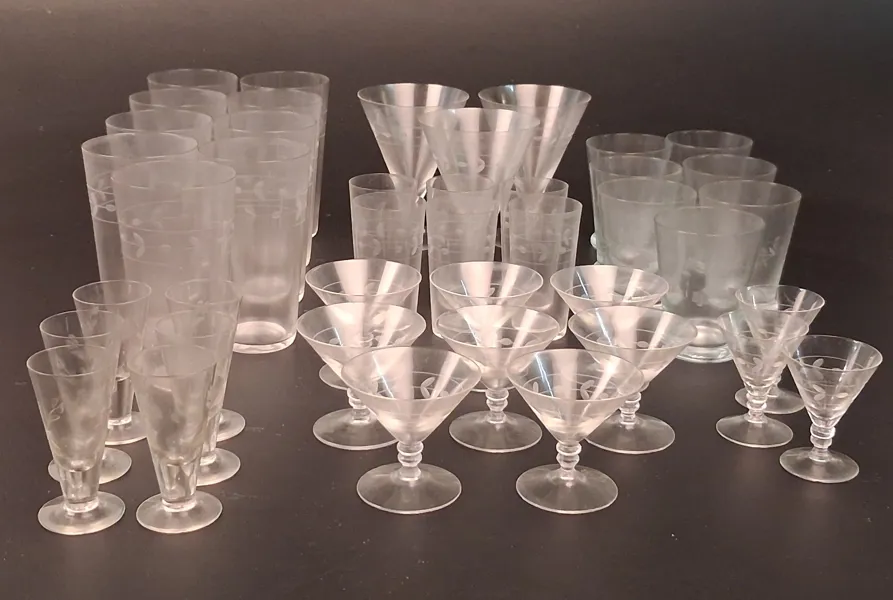 Diverse spritglas. Slipad dekor. 42 delar.