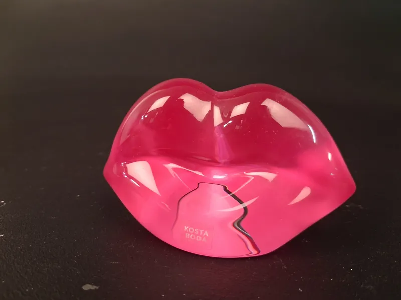 ÅSA JUNGNELIUS. Skulptur "Hotlips cerise" ur serie "Make up", Kosta Boda.