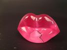 ÅSA JUNGNELIUS. Skulptur "Hotlips cerise" ur serie "Make up", Kosta Boda.