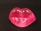 ÅSA JUNGNELIUS. Skulptur "Hotlips cerise" ur serie "Make up", Kosta Boda.