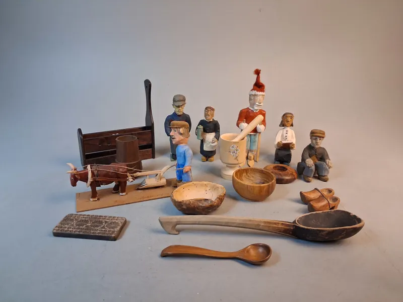 Diverse träföremål Bl.a träfigurer.
