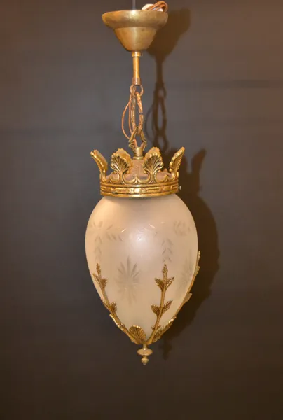 Taklampa. Frostat glas med mässings detaljer, från 1900-talets mitt.