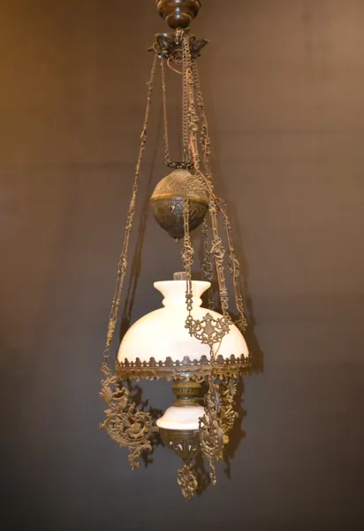Takfotogenlampa. Majolika, elektrifierad, 1900-talet.