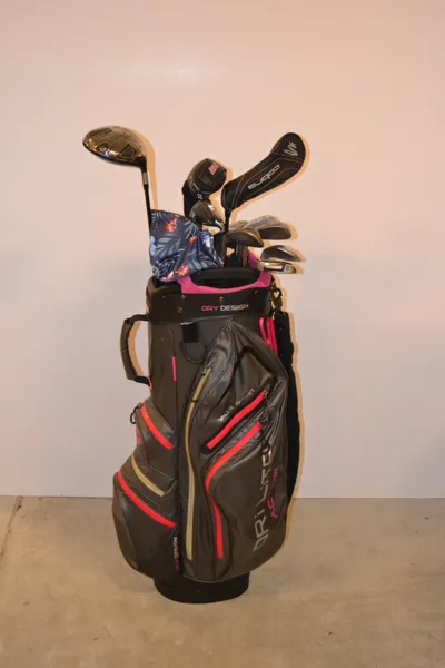 Golfbag med diverse klubbor.