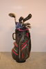 Golfbag med diverse klubbor.