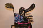Golfbag med diverse klubbor.