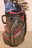 Golfbag med diverse klubbor.