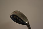 Golfbag med diverse klubbor.