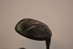 Golfbag med diverse klubbor.