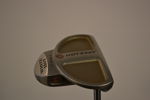 Golfbag med diverse klubbor.