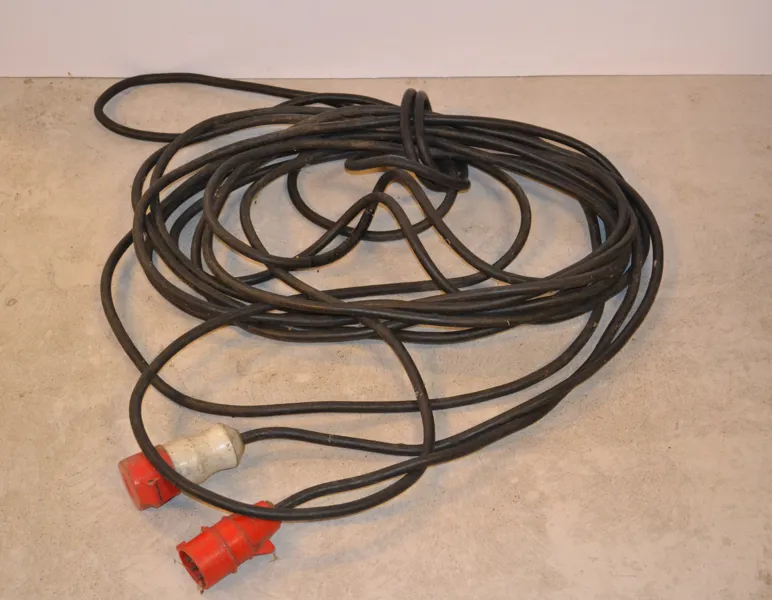 3-Fas kabel. Cirka 25m.