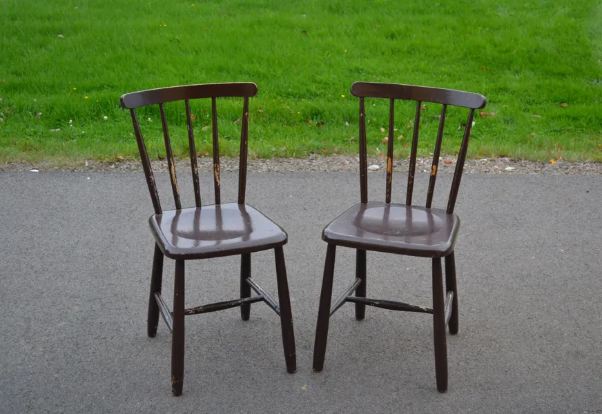 2 Pinnstolar. Bemålade, 1900-talet.