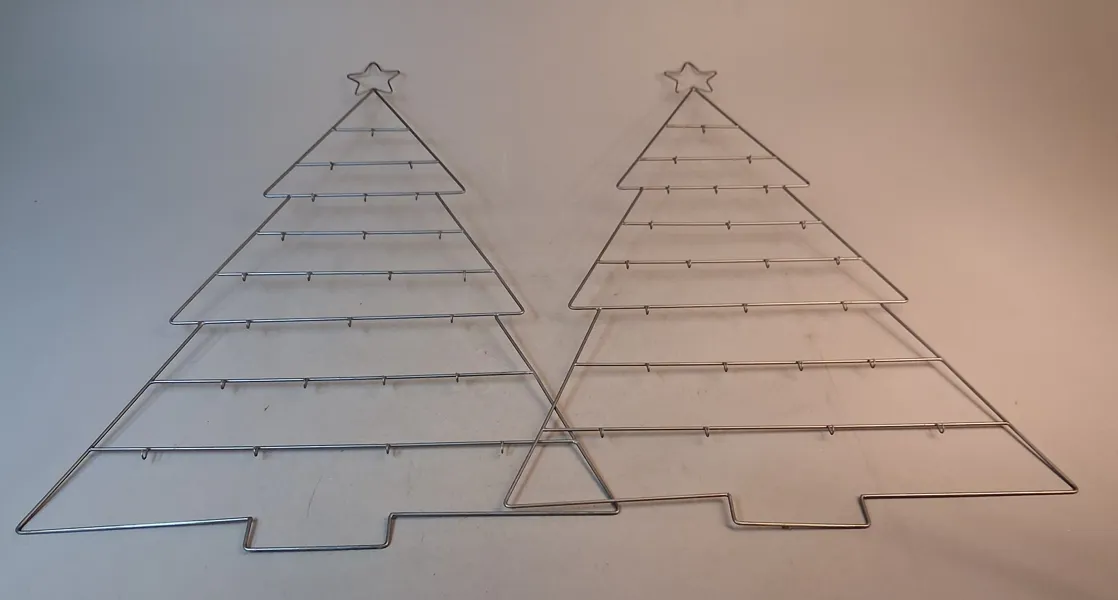 2 Hängare, granar, metall. Kan användas som kalender. 24 krokar.