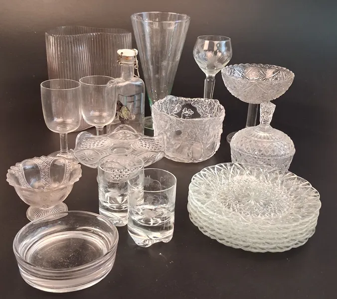 Diverse glasföremål.