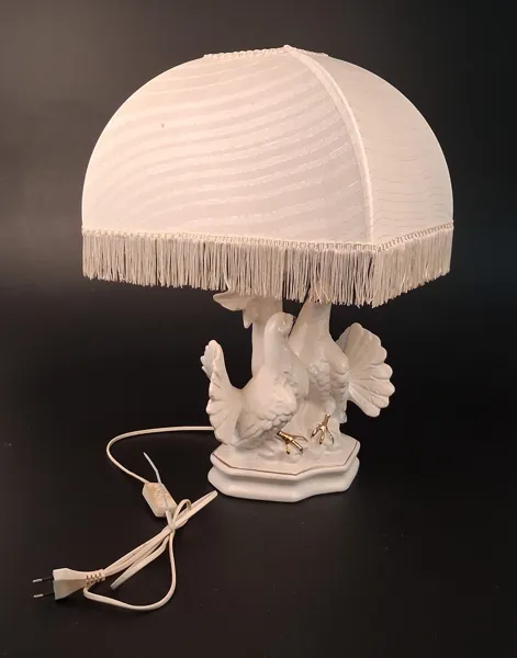 Bordslampa. Porslin. Dekor 2 fåglar. Möjligtvis tjädrar.