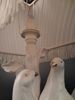 Bordslampa. Porslin. Dekor 2 fåglar. Möjligtvis tjädrar.