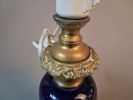 Bordslampa. Porslin &mässing, 1900-talet, troligtvis Frankrike.
