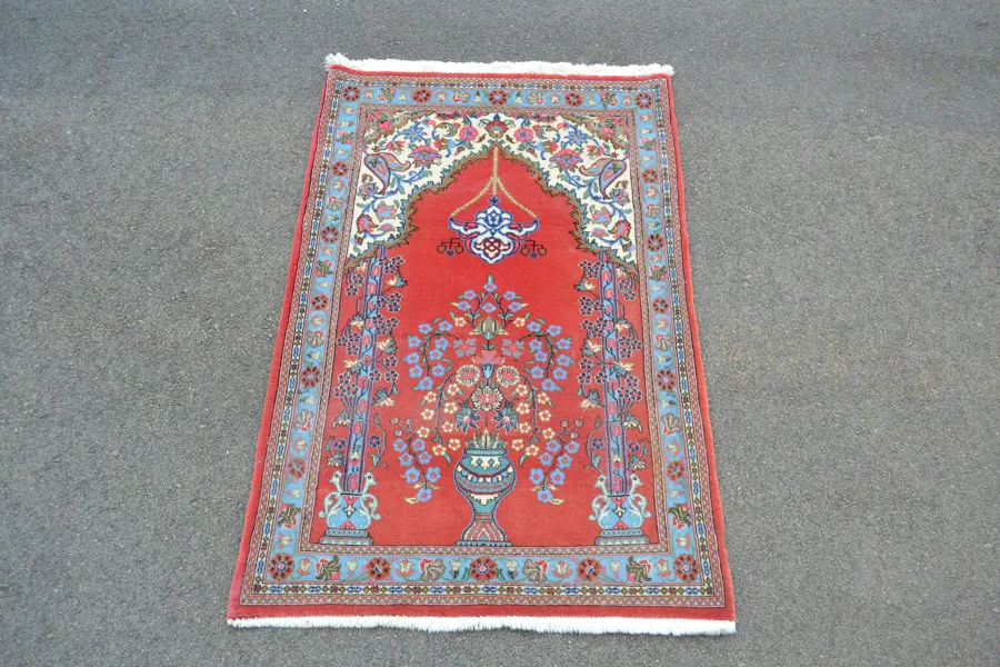 Orientalisk handknuten bönematta.
