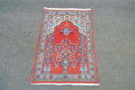 Orientalisk handknuten bönematta.