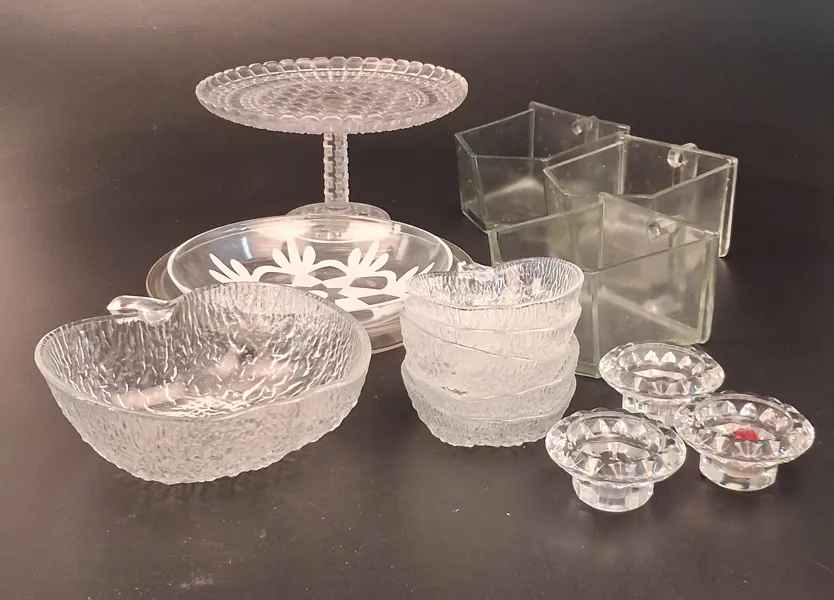 Diverse glas föremål, Bl.a Reda, & kakfat på fot.