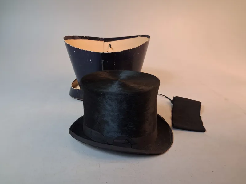 Hatt. Best London med hatt ask.