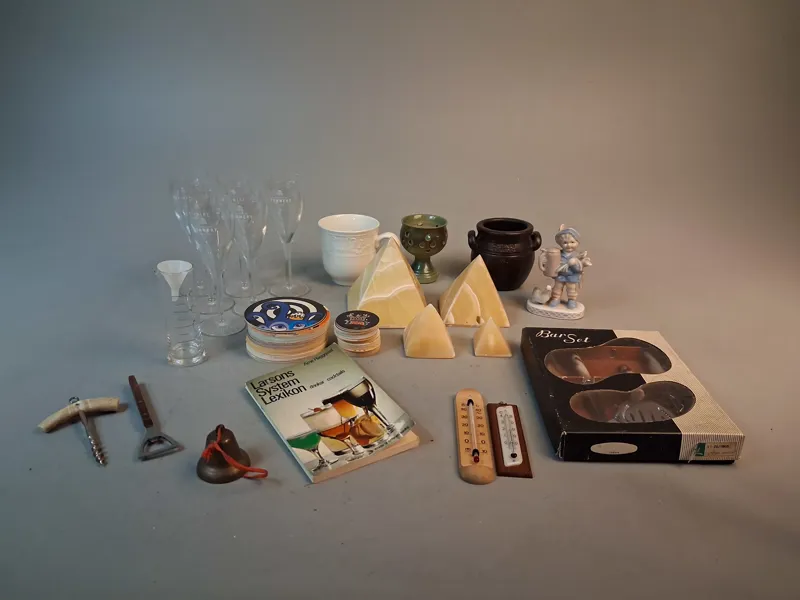 Diverse. Bl.a drinkset, Höganäs krus, Skottorps ljuslykta.