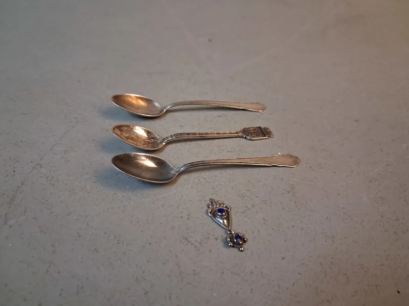 3 Skedar & hänge, silver, 33gram.