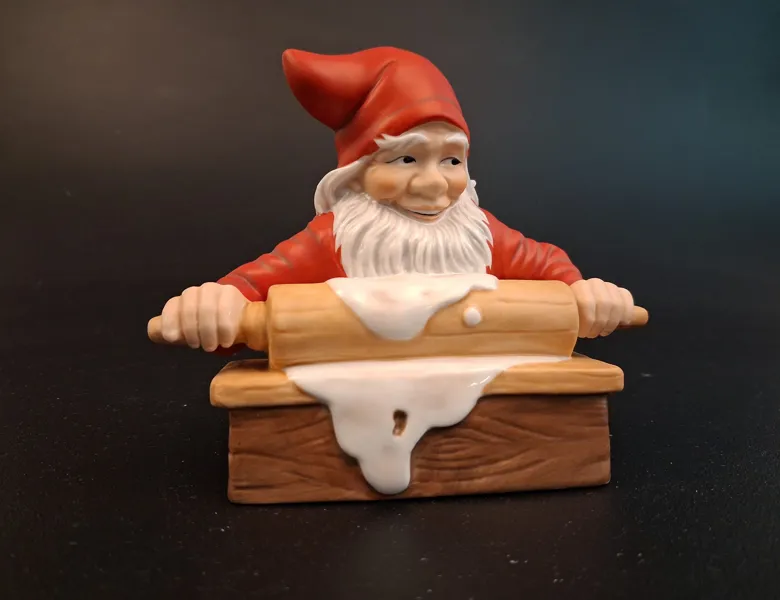 LARS CARLSSON. Tomte med kavel. Fyrklövern.