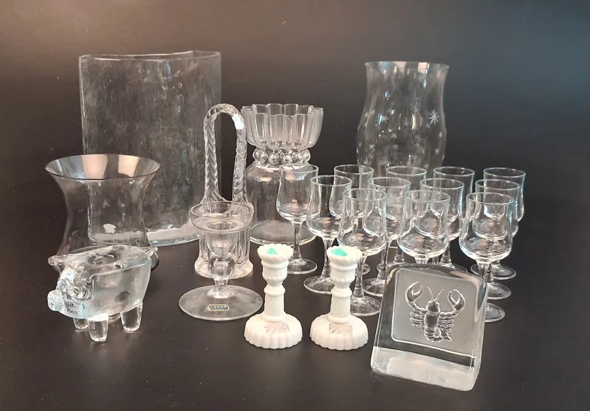 Diverse glasföremål.