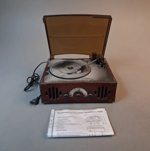 Skivspelare med radio.