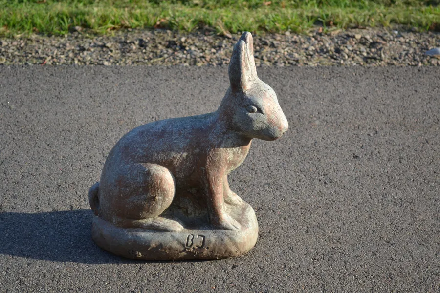 Trädgårdsskulptur. "Hare", Betong, signerad B.J.
