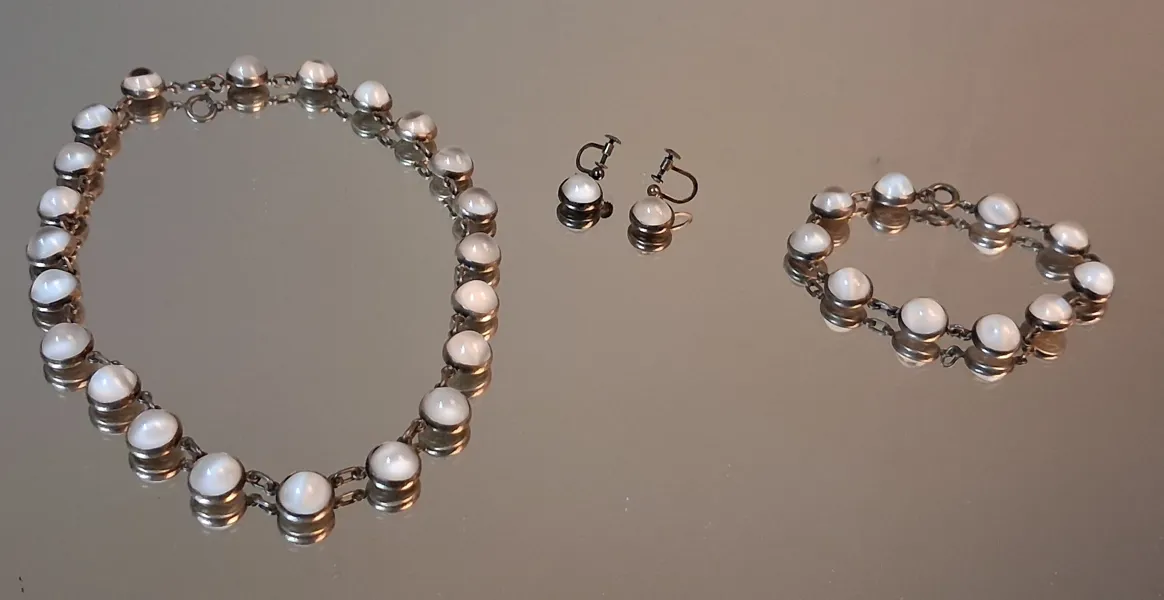 Collier, armband & örhängen, 1 par, silver med Cabochslipade månstenar, 63gram. Mattsson & Olsson, Malmö, 1950-talet.