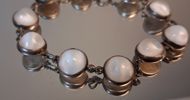 Collier, armband & örhängen, 1 par, silver med Cabochslipade månstenar, 63gram. Mattsson & Olsson, Malmö, 1950-talet.