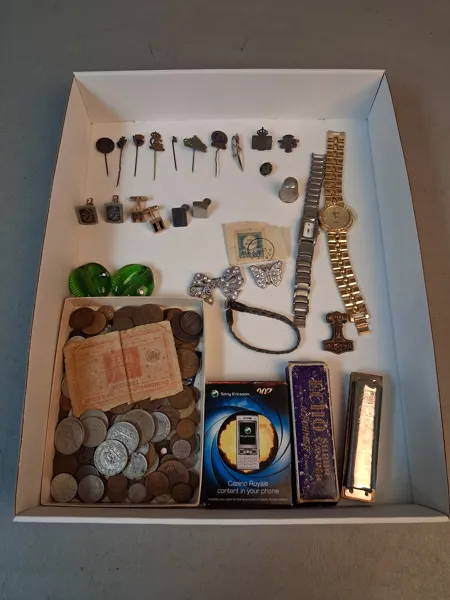 Diverse. Bl.a mynt, pins, 2 klockor, 2 munspel m.m.