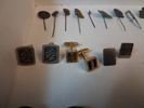 Diverse. Bl.a mynt, pins, 2 klockor, 2 munspel m.m.