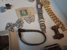 Diverse. Bl.a mynt, pins, 2 klockor, 2 munspel m.m.