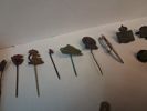 Diverse. Bl.a mynt, pins, 2 klockor, 2 munspel m.m.