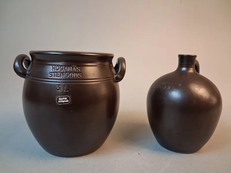 2 Delar Höganäs, Stengods. 3 Liter & 1 1/2 Liter.