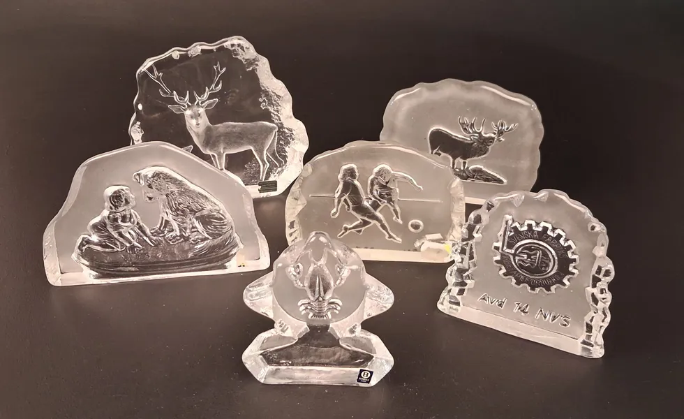 Diverse glasblock/skulpturer. Bl.a Mats Jonasson.