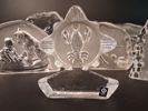 Diverse glasblock/skulpturer. Bl.a Mats Jonasson.